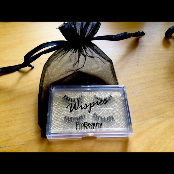 Beautiful  faux lashes - Picture 2 of 2